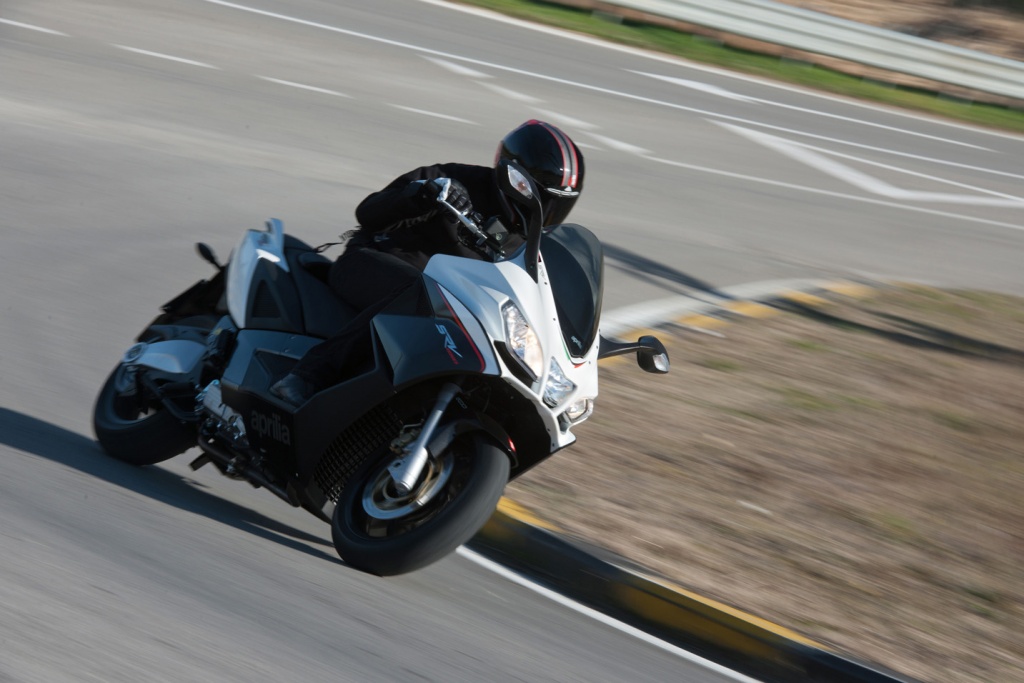 Фото скутера Aprilia SRV 850 ABS
